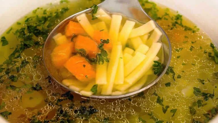 Tradycyjny trik do rosołu, który może szkodzić organizmowi